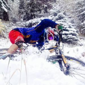 No, he is not sitting down, Simon Nilsson ir ripping it in Chamonix